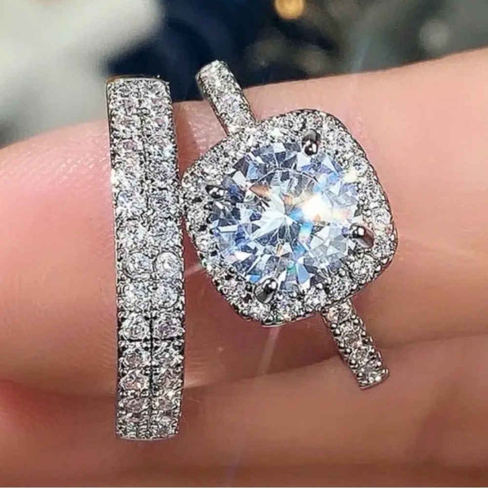 Elegant Silver Ring With Crystals Set.